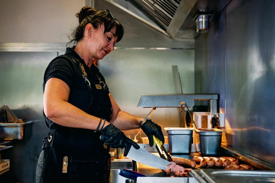 Pia slicing bratwurst for currywurst